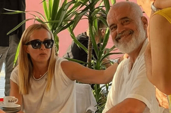 Η Μελόνι κάνει διακοπές στην Αλβανία, προσκεκλημένη του  Έντι Ράμα. Η γειτονική χώρα γνωρίζει τουριστική 