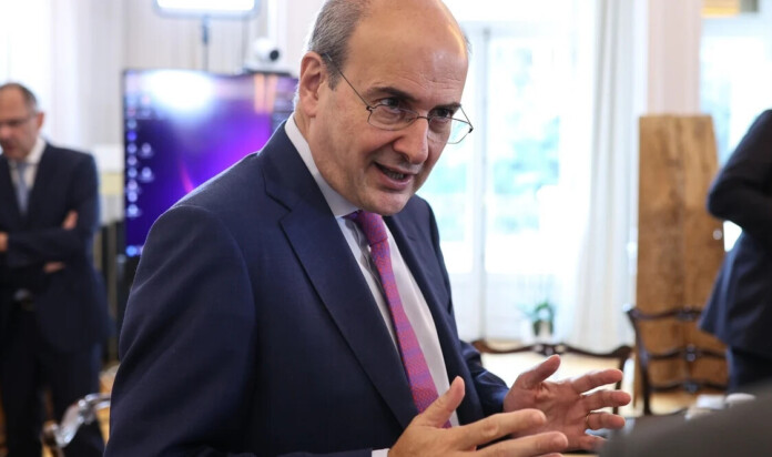 Τέλος επιτηδεύματος:  Κούρεμα 50% σε όλα από τον Χατζηδάκη. Ποιοι εξαιρούνται, αναλυτικά παραδείγματα