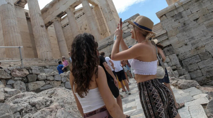 Ελληνικός τουρισμός: Ποια είναι τα έσοδα του 2023. Που αποδίδεται το ρεκόρ μεγεθών, τι λένε παράγοντες του κλάδου