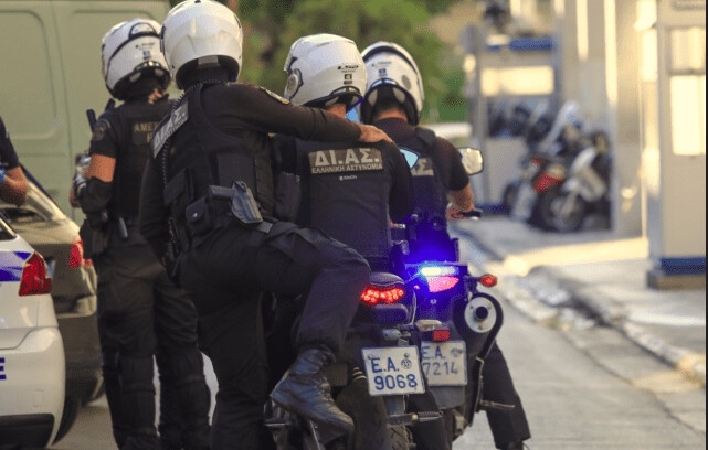 Εκτός ελέγχου η εγκληματικότητα στην Αττική. Μεγάλη επιχείρηση της ΕΛΑΣ για τη σύλληψη συμμορίας  είχαν «χτυπήσει» τουλάχιστον 110 φορές σπίτια και επιχειρήσεις. Όπλα, τιμαλφή και ναρκωτικά στην κατοχή τους (βίντεο)  