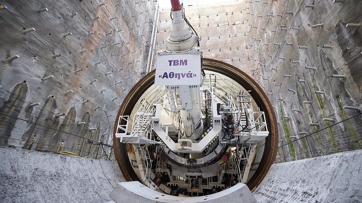 Αυτή είναι η σήραγγα που άνοιξε ο μετροπόντικας "Αθηνά" για τη νέα γραμμή 4 Μετρό.  Εφθασε σήμερα στον Ευαγγελισμό