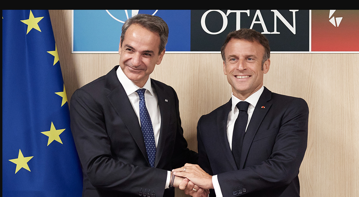Στρατηγική “σφραγίδα” Αθήνας–Παρισιού: Ο Κυριάκος Μητσοτάκης υποδέχεται τον Εμανουέλ Μακρόν. Τι θα πούν για άμυνα, ενέργεια και Ευρώπη