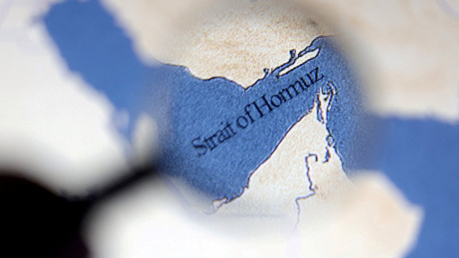 Σε περιδίνηση ο Τράμπ: Κρισιμες αποφάσεις για το Στενό του Ορμούζ. Το αδιάλαχτο «παράθυρο» του Ιράν και το δύσκολο στοίχημα του Αμερικανού προέδρου