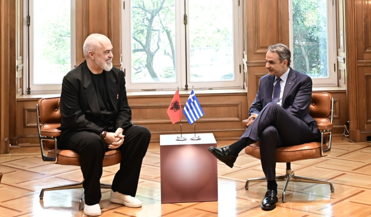 «Ράμα προς Μητσοτάκη: Συγγνώμη για την εμφάνιση – “Δεν είμαι τόσο επίσημα ντυμένος όσο εσείς”». Με ελβιέλα στο Μαξίμου