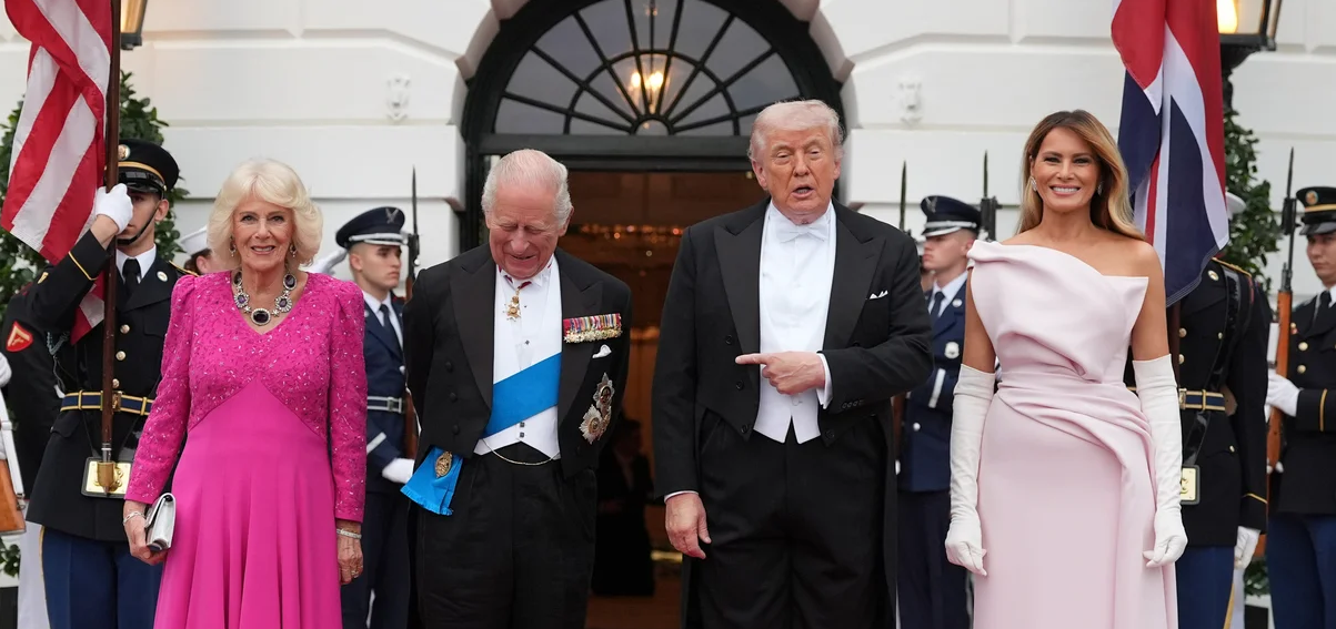 Λευκός Οίκος σε «βασιλική» λάμψη: Ο Ντόναλντ Τραμπ τίμησε τον Κάρολο Γ’ με δείπνο-υπερπαραγωγή, πρόποση για 250 χρόνια και αναφορά στον Σαίξπηρ