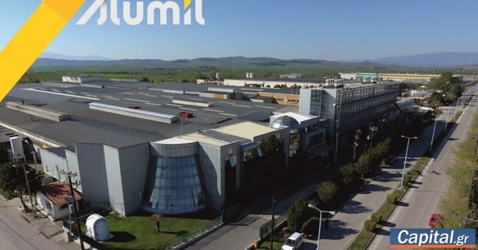 063b1b5e5c3a49df94fe5e89b543fe37.jpg Εργοστασιακή γραμμή και showroom της Alumil με προσωπικό και μηχανές παραγωγής, απεικόνιση Alumil αποτελέσματα 2026
