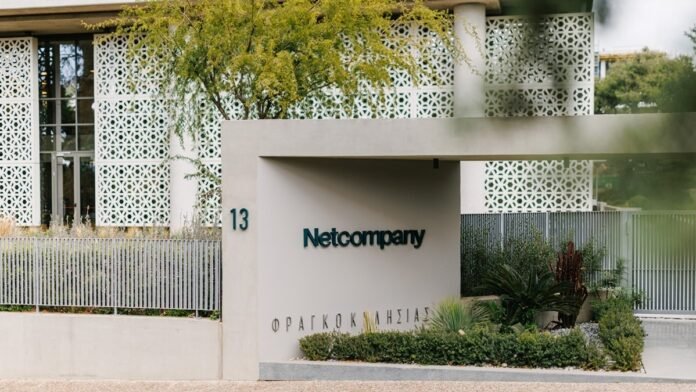 Στελέχη της Netcompany παρουσιάζουν το Εθνικό Μητρώο Βιοϊατρικής Έρευνας στην ΗΔΥΚΑ με οθόνες της πλατφόρμας AMPLIO