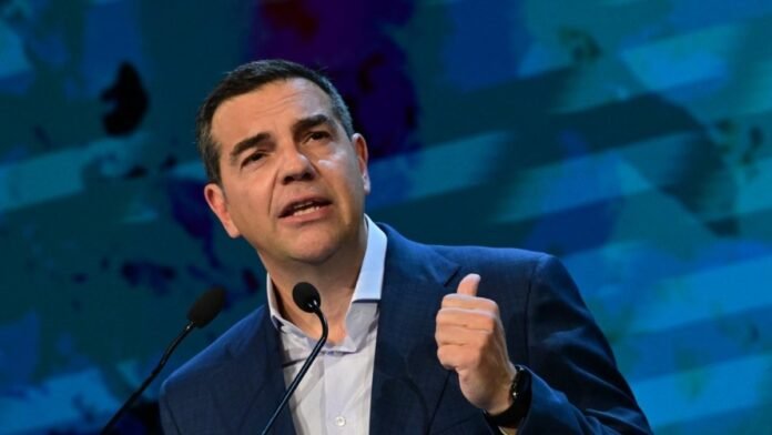 Ο Αλέξης Τσίπρας στο Θησείο μπροστά στην Ακρόπολη κατά τα αποκαλυπτήρια του νέου κόμματος Τσίπρα