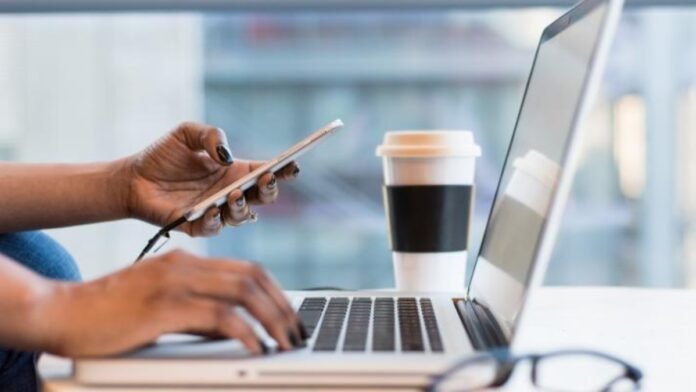 Καταναλωτές σε e-shops και γραφική παράσταση στατιστικών για online αγορές Ελλήνων και τις δημοφιλείς κατηγορίες
