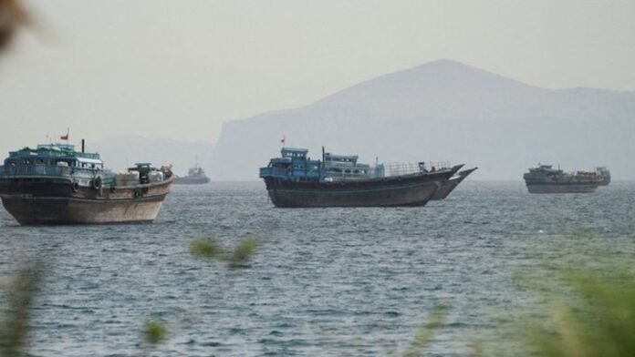 Πλοία στο στενό του Ορμούζ υπό παρακολούθηση καθώς αναφέρονται πυρά και εντάσεις στην περιοχή