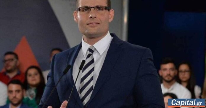 Υποστηρικτές πανηγυρίζουν μετά τις βουλευτικές εκλογές Μάλτα με τον Ρόμπερτ Αμπέλα στο μπαλκόνι