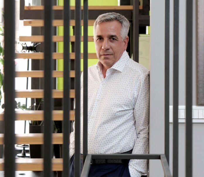 Θωμάς Ζαβιτσάνος παρουσιάζει ψηφιακή πλατφόρμα με γραφικά πλοίου και στοιχεία Polus AI, τεχνητή νοημοσύνη ναυτιλία