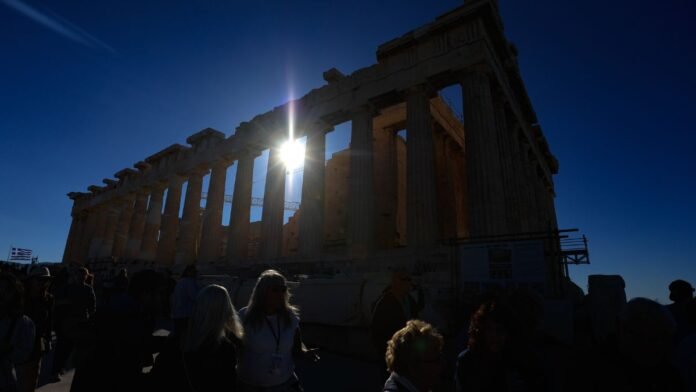 1779715352_tourismos.jpg Τουρίστες σε αεροδρόμιο με αποσκευές: τουρισμός α τρίμηνο, αύξηση αφίξεων και έσοδα στην Ελλάδα