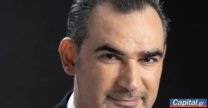 Συμβόλαιο και κλειδιά μπροστά σε δημαρχείο, αντιπροσωπευτική εικόνα για τον Κώδικα Τοπικής Αυτοδιοίκησης και αλλαγές στα ακίνητα