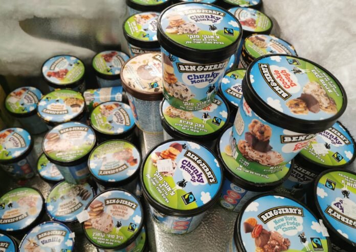 1779810215_benjerrys.jpg Ο Μπεν Κόεν μπροστά σε λογότυπα Ben & Jerry's και Magnum, εικόνα που απεικονίζει τη διένεξη Ben & Jerry's για το ανεξάρτητο Δ.Σ.