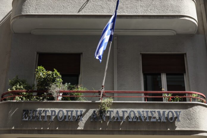 Λογότυπα ΝΙΚΑΣ και ΥΦΑΝΤΗΣ δίπλα σε αλλαντικά στο ράφι — εξαγορά Νίκας Υφαντής και έγκριση Επιτροπής
