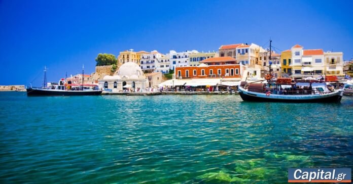 Εικόνα ταξιδιωτών: Έλληνες ταξιδιώτες Αγίου Πνεύματος σε αποβάθρα, βαλίτσες και πόλη στο βάθος