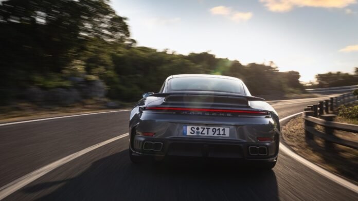 Porsche 911 σε δρόμο δοκιμών, συμβολίζει την πολιτική της εταιρείας για την ηλεκτρική Porsche 911 και τον προστατευμένο χαρακτήρα