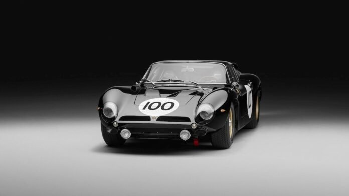 260518130246_bizzarrini-centenario.jpg Μαύρο 5300 GT Centenario της Bizzarrini σε στάση στη λίμνη Κόμο, με καθαρές επιφάνειες και επιθετικές αναλογίες