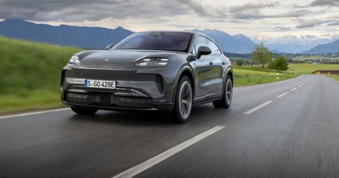 Porsche Cayenne Electric Coupe σε κίνηση στους πρόποδες των Βαυαρικών Άλπεων κοντά στη λίμνη Starnberg