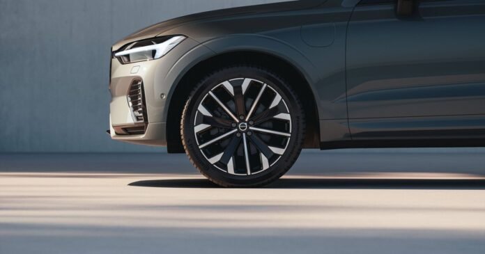 Ψηφιακή απεικόνιση του ανανεόμενο Volvo XC60 με νέα μάσκα και ανανεωμένα πίσω φώτα, δοκιμές στην Ισπανία