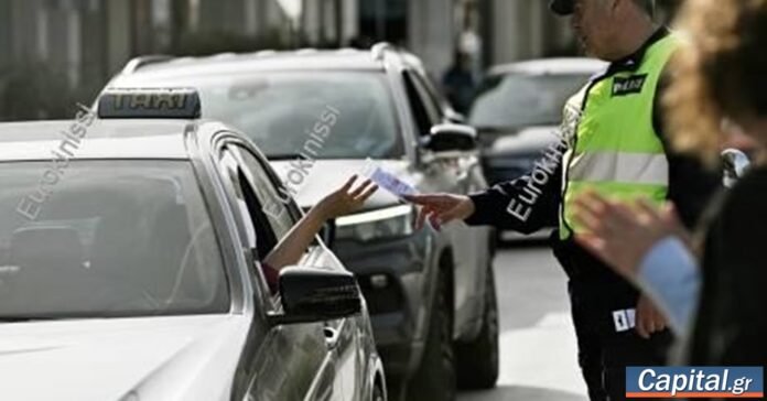 Αστυνομικοί ρυθμίζουν την κυκλοφορία σε αυτοκινητόδρομο ενόψει απαγόρευσης φορτηγών 3,5 τόνων το τριήμερο