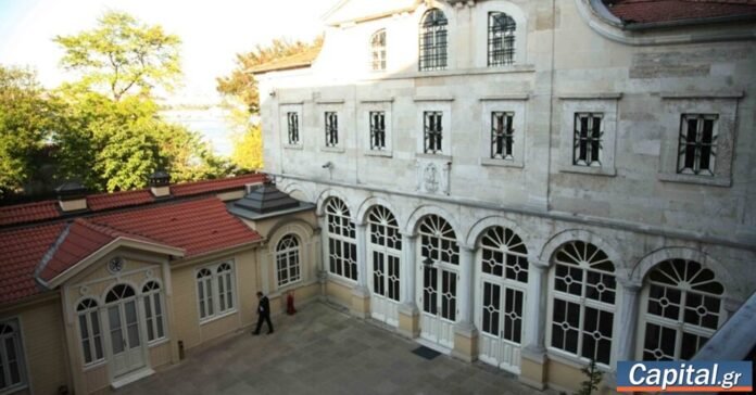Δικαστική αίθουσα και συμβολικά κτίρια της Κωνσταντινούπολης με κληρικούς και νομικά έγγραφα, κληρικοί Οικουμενικού Πατριαρχείου