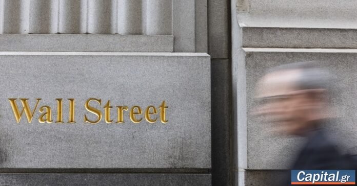 Οθόνη χρηματιστηρίου με τον δείκτη Dow Jones σε νέο ρεκόρ κλεισίματος