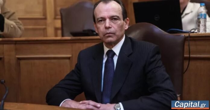 Ειδησεογραφική σκηνή με στεφάνια και φωτογραφία του θάνατος Γεώργιου Δριτσάκου έξω από τον ναό.