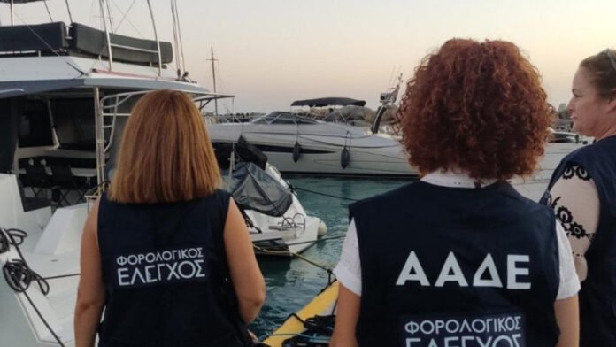 Drone πάνω από παραλία και beach bar: εικόνα ελέγχοι με drones, ΑΑΔΕ και ελεγκτές με tablets σε νησί