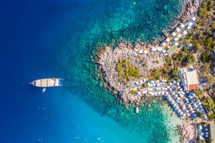 Τιρκουάζ παράλια Τουρκίας: αμμώδεις ακτές, παραδοσιακά χωριά και τουριστικοί προορισμοί όπως Αττάλεια και Μπούρντουμ