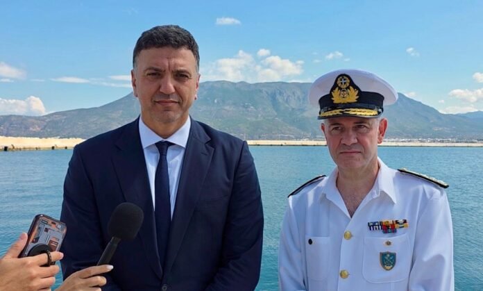Επιθεωρητές σε ακτοπλοϊκό πλοίο κατά τη διάρκεια έκτακτοι έλεγχοι πλοία πριν τη θερινή περίοδο
