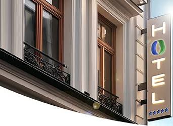 CrediaBank-hotel.jpg Ρεσεψιόν ξενοδοχείου με laptop και POS σε λειτουργία που παρουσιάζουν τις CrediaBank ξενοδοχεία λύσεις 5 αστέρων