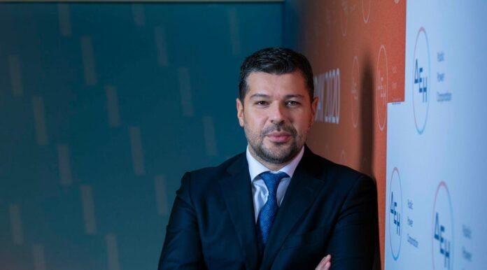 Γιώργος Στάσσης στο βήμα της Euronext Athens κατά την αύξηση κεφαλαίου ΔΕΗ, με αναφορά σε επενδύσεις ΑΠΕ και δίκτυα