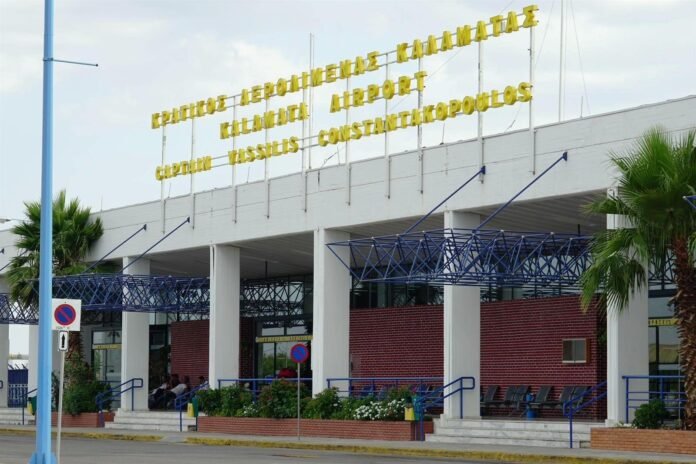 Πανοραμική άποψη του τερματικού σταθμού και του διαδρόμου του αεροδρόμιου Καλαμάτας με αεροσκάφος στο έδαφος