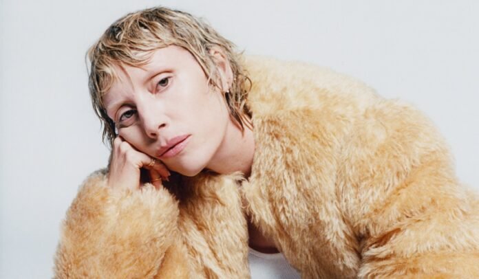 LykkeLi.jpeg Η Lykke Li στη σκηνή του Ωδείου Ηρώδου του Αττικού με θεατές και την ατμόσφαιρα της Ακρόπολης, Lykke Li Ηρώδειο