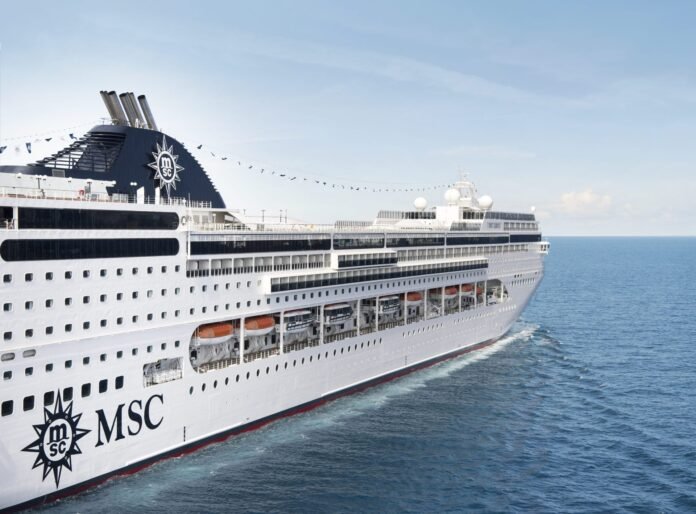 Κρουαζιερόπλοιο της MSC σε λιμένα, εικόνα σχετική με έκθεση βιωσιμότητας και επενδύσεις για μείωση εκπομπών