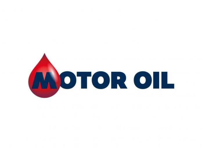 Motor-oil-logo.jpeg Φωτογραφία διυλιστηρίου και δεξαμενών με λογότυπο, αναφορά σε Μότορ Όιλ έσοδα και οικονομικά μεγέθη.