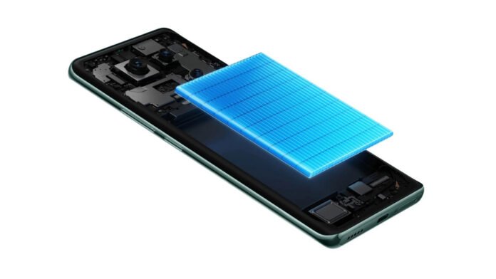 Smartphone με ανοιχτό καπάκι και κυψέλες μπαταρίας που δείχνουν silicon-carbon μπαταρίες και μεγάλης χωρητικότητας σχεδιασμό