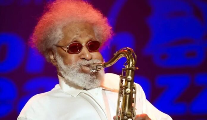 Sonny-Rollins.jpg Πορτρέτο του Σόνι Ρόλινς με σαξόφωνο, σε μνημονικό πλαίσιο που αναφέρεται στον θάνατο Σόνι Ρόλινς και την καριέρα του