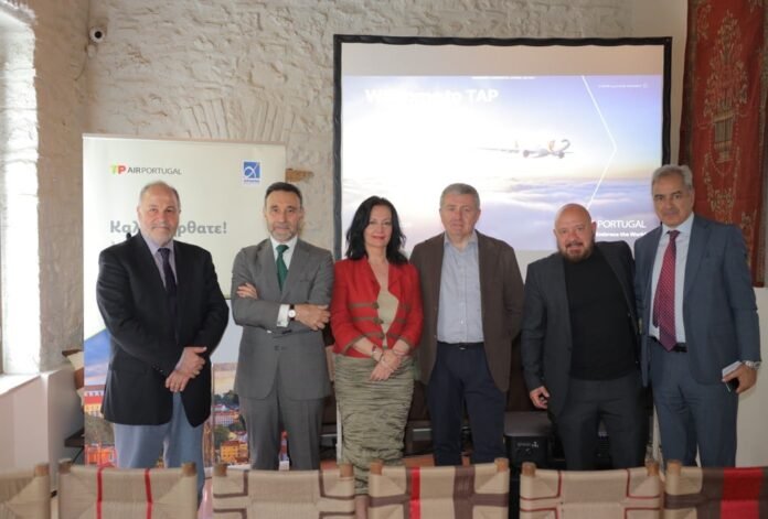 TAP-Air-Portugal.jpg Αεροσκάφος TAP στο διάδρομο με φόντο την πόλη, εικόνα για πτήσεις Λισαβόνα Αθήνα