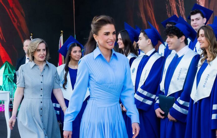 Η Βασίλισσα Ράνια Dior κρατά τη δίχρωμη «Jodie» της Bottega Veneta και φορά printed point-toe γόβες σε εμφάνιση στο Αμάν