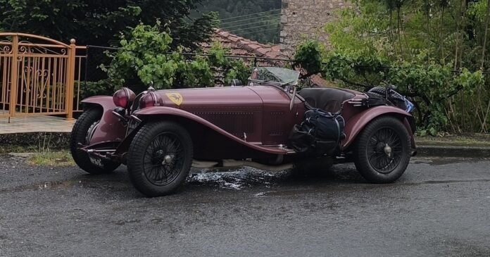 Κλασικά προπολεμικά αυτοκίνητα του Via Hellenica Pre-War 2026 σε γραφική ελληνική διαδρομή