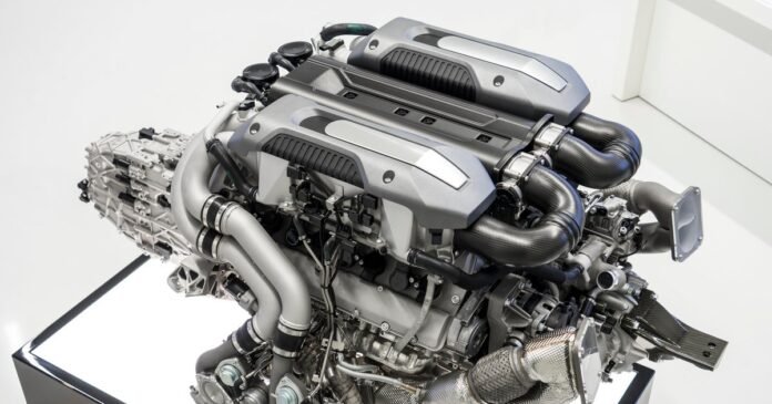 Bugatti W16 επιστροφή: εικόνα του κινητήρα W16 8,0 L και του νέου one-off Programma/Programme Solitaire
