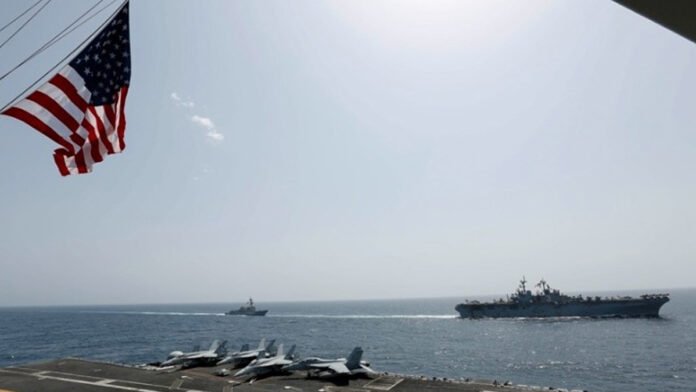 Σκηνή με στρατιωτικό αεροσκάφος πάνω από θάλασσα, θέμα κατέρριψη αμερικανικού αεροσκάφους και διάψευσης