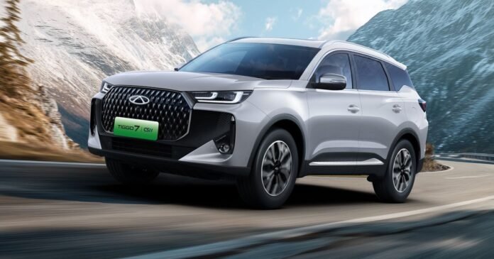 Chery TIGGO 7 Hybrid σε εξωτερική φωτογραφία 3/4 με μάσκα Diamond και φωτιζόμενη λωρίδα πίσω, TIGGO 7 Hybrid