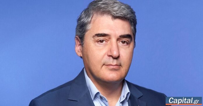 d6c12691c5c540c6869b4977534cb8f0.jpg Αλέξης Τσίπρας στο βήμα στο Θησείο με το λογότυπο ΕΛΑΣ πίσω και το κορίτσι που φέρει το γραπτό μήνυμα