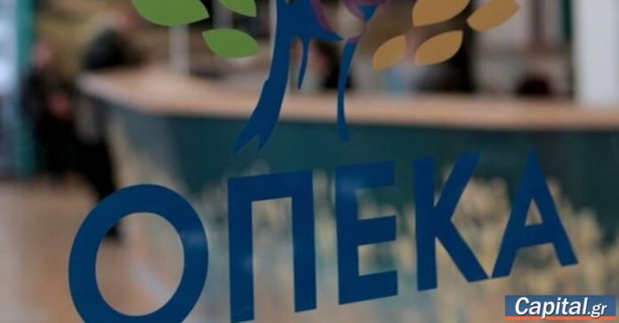 e16bf9a7ad8743a8aee222374cc3808c.jpg Άτομο ελέγχει τραπεζικό λογαριασμό και σημειώνει ποσά — επιδόματα Μαΐου ΟΠΕΚΑ και αναλυτικές πληρωμές