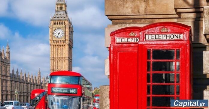 Μαύρος καπνός και πυροσβέστες μπροστά στο Kosher Kingdom στο Golders Green, δρόμος αποκλεισμένος