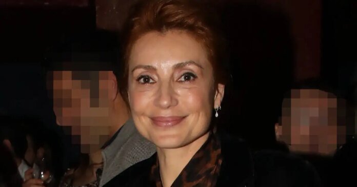 Φωτογραφία της Ευδοκίας Ρουμελιώτη σε συνέντευξη, όπου μιλάει για μεσοθεραπείες, κρέμες και μπότοξ και για την κωμωδία